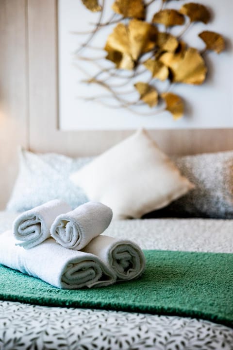 Bed, towels