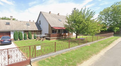 Property building, Day, Neighbourhood, Garden, Garden view, Street view, Parking
