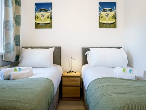 Bed, Other, Photo of the whole room, Bedroom, towels