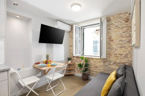 TV and multimedia, Living room, Seating area, Dining area
