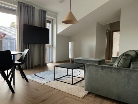 Communal lounge/ TV room, TV and multimedia, Living room, Seating area, Dining area, Evening entertainment