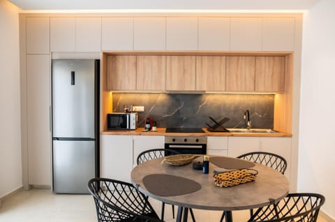 Coffee/tea facilities, Kitchen or kitchenette, Dining area, oven, stove