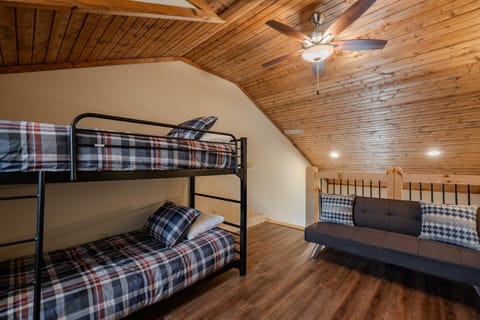 Bedroom, bunk bed