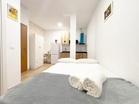 Bed, Photo of the whole room, Bedroom, towels