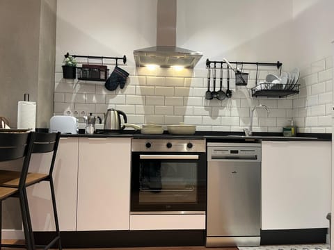 Coffee/tea facilities, Kitchen or kitchenette, dishwasher, oven, stove, toaster