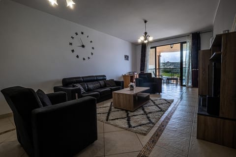 Grand Seaside Apartment, 3 Bedrooms - 4 Bathrooms Apartment in Malta