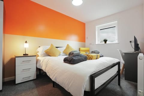 Bed, TV and multimedia, Bedroom, towels