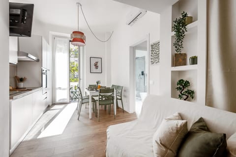 TV and multimedia, Living room, Photo of the whole room, Dining area, air conditioner