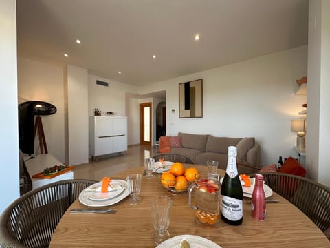 Living room, Seating area, Food, Drinks