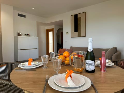 Living room, Food and drinks, Seating area, Food, Drinks