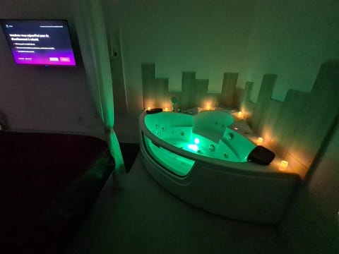 Hot Tub, Bath