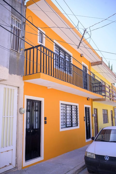 Property building, Facade/entrance, Day, Neighbourhood, Balcony/Terrace, Street view, Parking