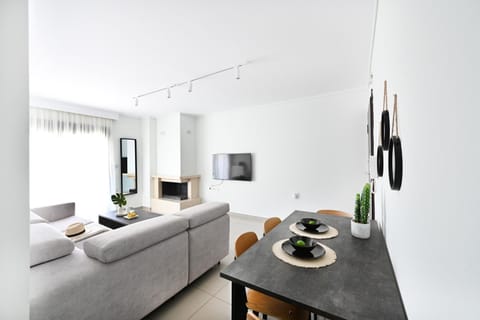 TV and multimedia, Living room, Seating area, Dining area, Evening entertainment
