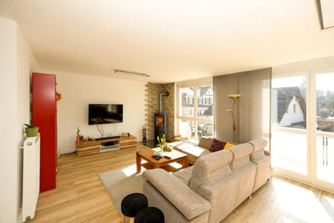 Communal lounge/ TV room, TV and multimedia, Living room, Seating area, Evening entertainment