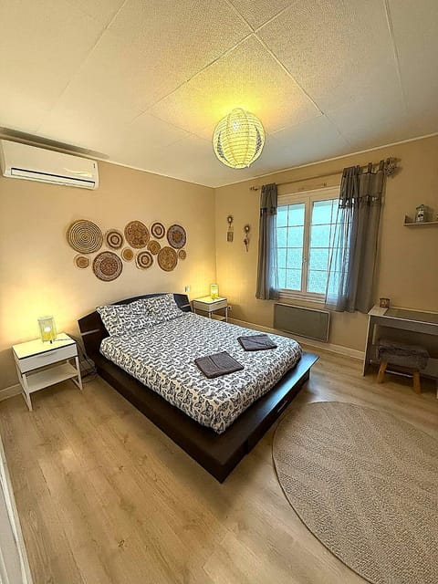 Bedroom, air conditioner