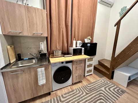 Coffee/tea facilities, Kitchen or kitchenette, stove, toaster, air conditioner