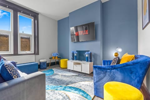 Communal lounge/ TV room, TV and multimedia, Living room, Seating area