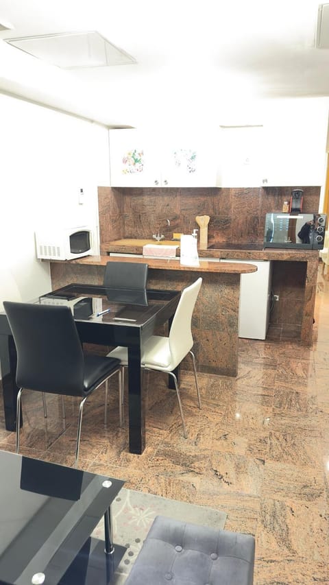 Kitchen or kitchenette, Living room, Seating area, Dining area, minibar