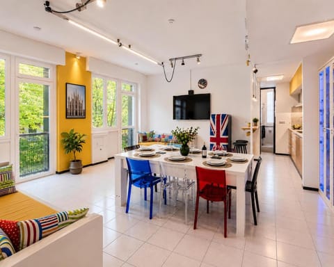 TV and multimedia, Kitchen or kitchenette, Living room, Seating area, Dining area, Inner courtyard view