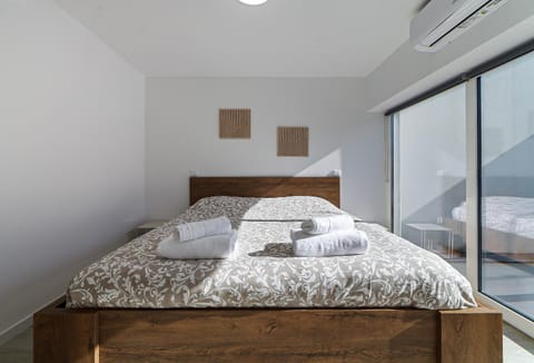 Bedroom, towels