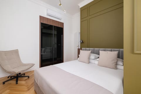 Bed, Photo of the whole room, Seating area, Bedroom