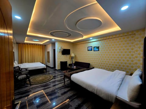 Bed, TV and multimedia, Living room, Photo of the whole room, Seating area, Bedroom
