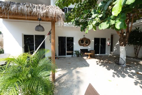 Property building, Patio, Facade/entrance, Day, Garden, Garden view