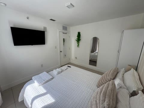 Bed, TV and multimedia, Photo of the whole room, wardrobe