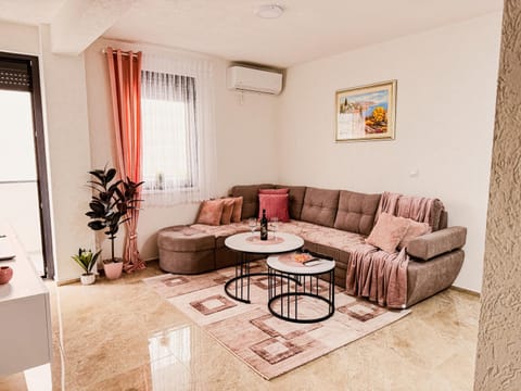 Living room, Seating area, air conditioner