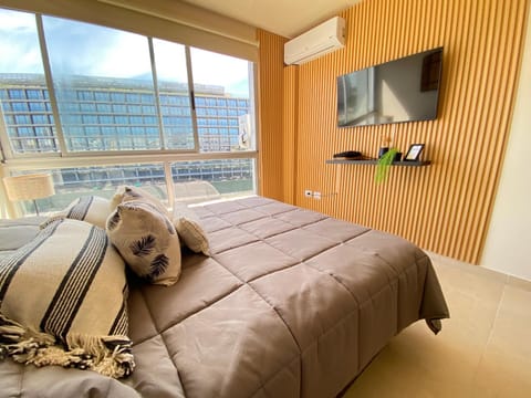 Bed, TV and multimedia, Photo of the whole room, Evening entertainment, Bedroom