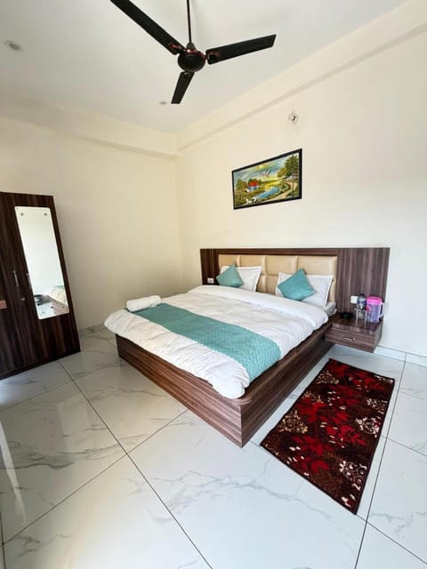 Bed, People, Photo of the whole room, Bedroom, Guests, fireplace, VIP