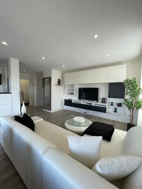 Élégance et confort-vue sur la cathédrale - Parking Apartment in Chartres