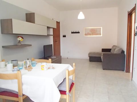 Communal lounge/ TV room, TV and multimedia, Living room, Dining area