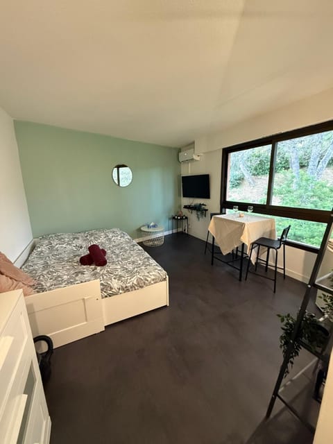 Bed, TV and multimedia, Living room, Photo of the whole room, Dining area
