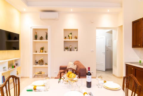 Communal lounge/ TV room, People, TV and multimedia, Living room, Food and drinks, Seating area, Dining area, Evening entertainment, Food, Drinks, group of guests