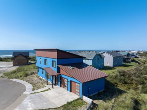 Brand-New Beach Retreat Hot Tub Sleeps 13 House in Westport