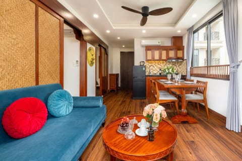 Kitchen or kitchenette, Living room, Seating area, Dining area