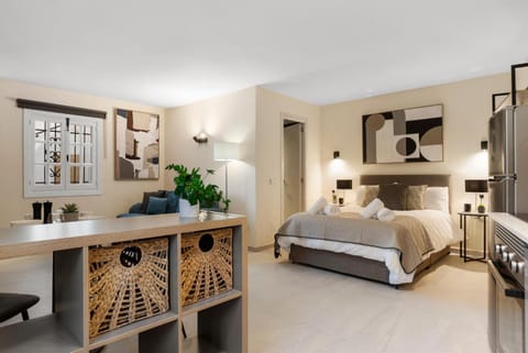 Bed, TV and multimedia, Living room, Photo of the whole room, Seating area, Dining area, Bedroom
