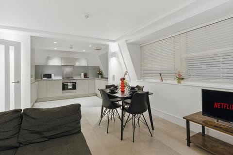 Kitchen or kitchenette, Living room, Seating area, Dining area, stove