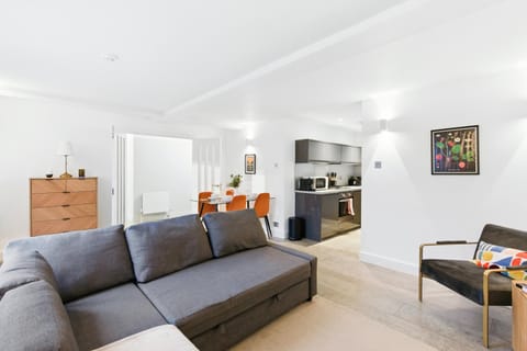 TV and multimedia, Kitchen or kitchenette, Living room, Seating area, Dining area, oven, stove