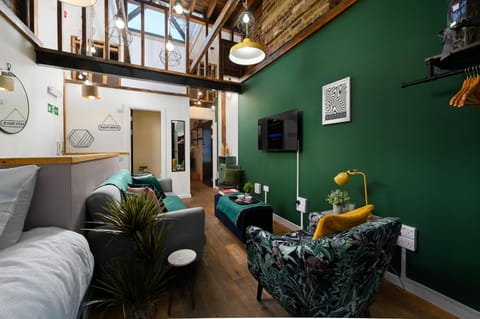 TV and multimedia, Living room, Seating area, Evening entertainment