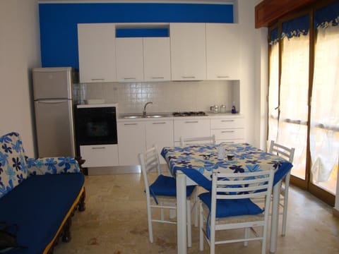 Kitchen or kitchenette, Living room, Dining area, minibar, oven, pet friendly, stove