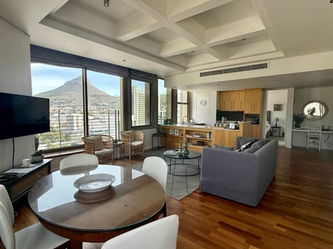 Natural landscape, TV and multimedia, Kitchen or kitchenette, Living room, Dining area, Mountain view