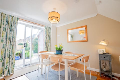 Patio, Spring, Summer, Seating area, Dining area