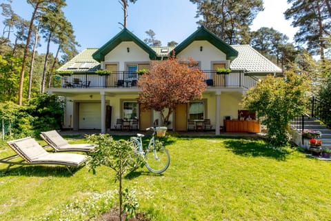 Property building, Day, Natural landscape, Garden, Garden, Garden view, sunbed