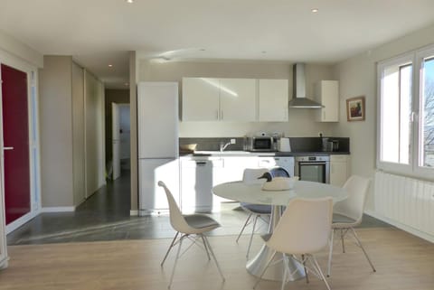 Coffee/tea facilities, Kitchen or kitchenette, Dining area, oven, stove, toaster