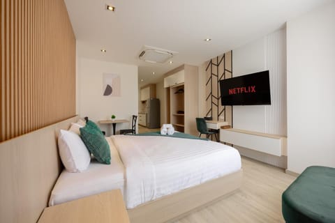 Bed, TV and multimedia, Photo of the whole room, Seating area, air conditioner