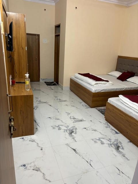 Bed, TV and multimedia, Photo of the whole room, Bedroom, towels, wardrobe