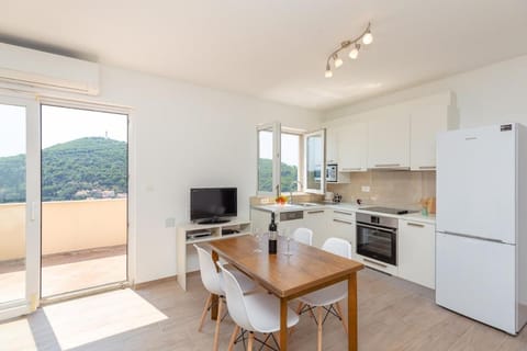 Kitchen or kitchenette, Dining area