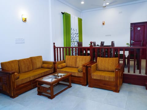 Living room, Seating area, Dining area, internet